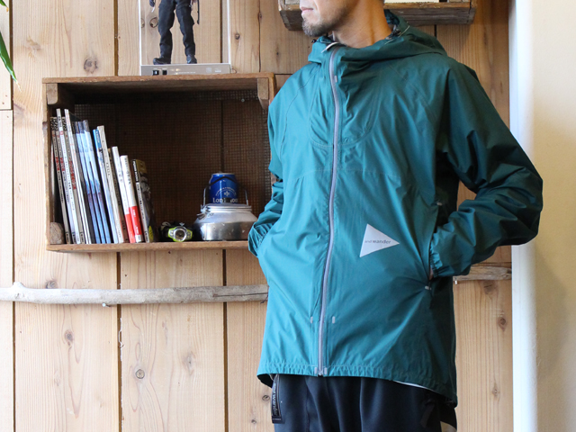 ルックスの良さと軽さを兼ね備えた and wander 3L light rain jacket