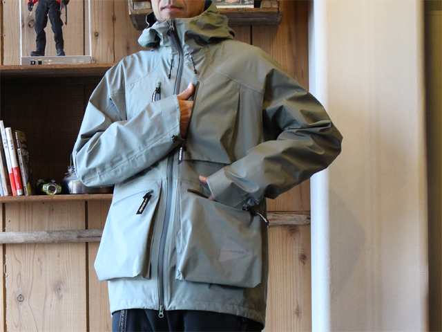 and wanderの高透湿ハードシェル e vent dropping pocket rain jacket