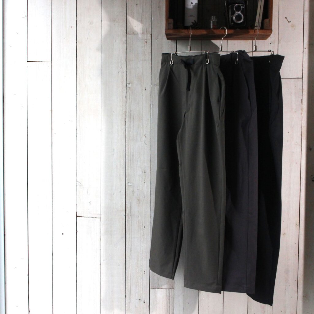 「街も山も、美しく快適に」Goldwin-One Tuck Tapered Stretch Pants